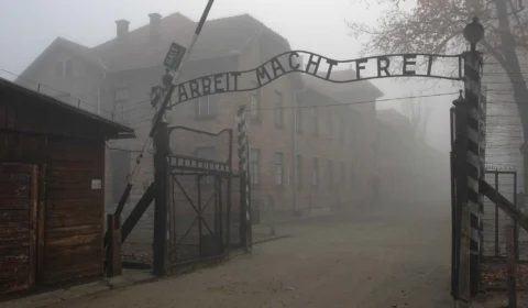 Turista holandesa é presa após fazer saudação nazista no campo de concentração de Auschwitz