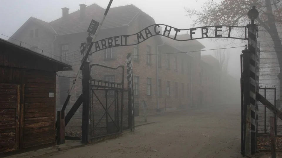 Turista holandesa é presa após fazer saudação nazista no campo de concentração de Auschwitz
