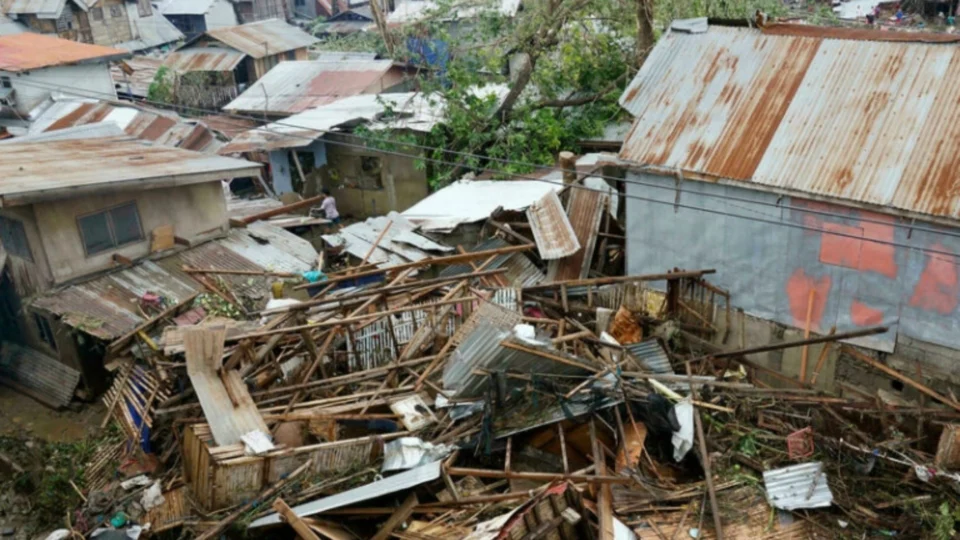 Mais de 40 mortes são registradas na Província das Filipinas após passagem do tufão Rai