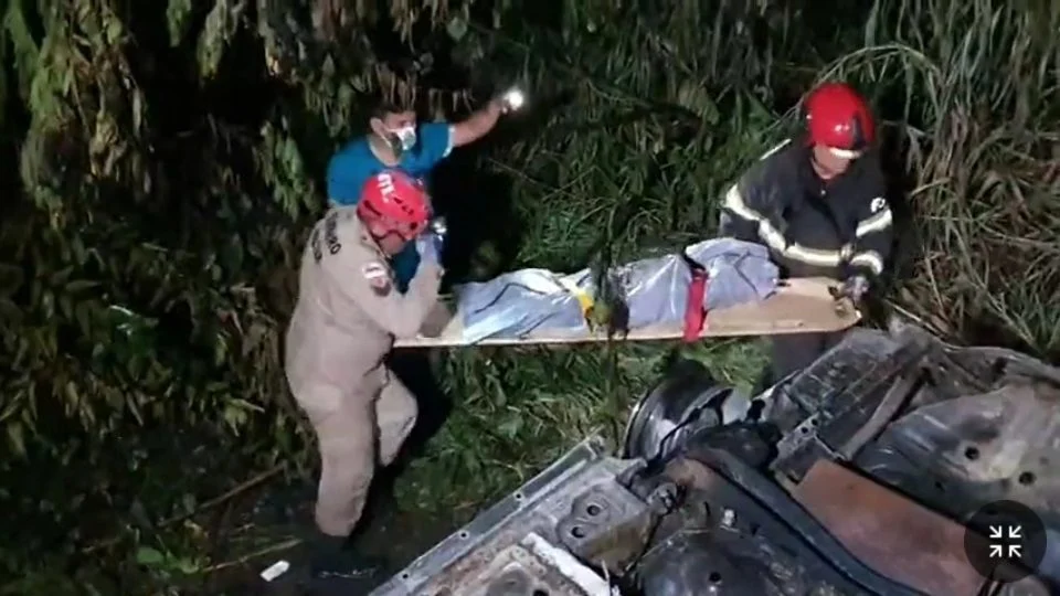 Jovem morre carbonizada após carro capotar em estrada de Itacoatiara, no AM