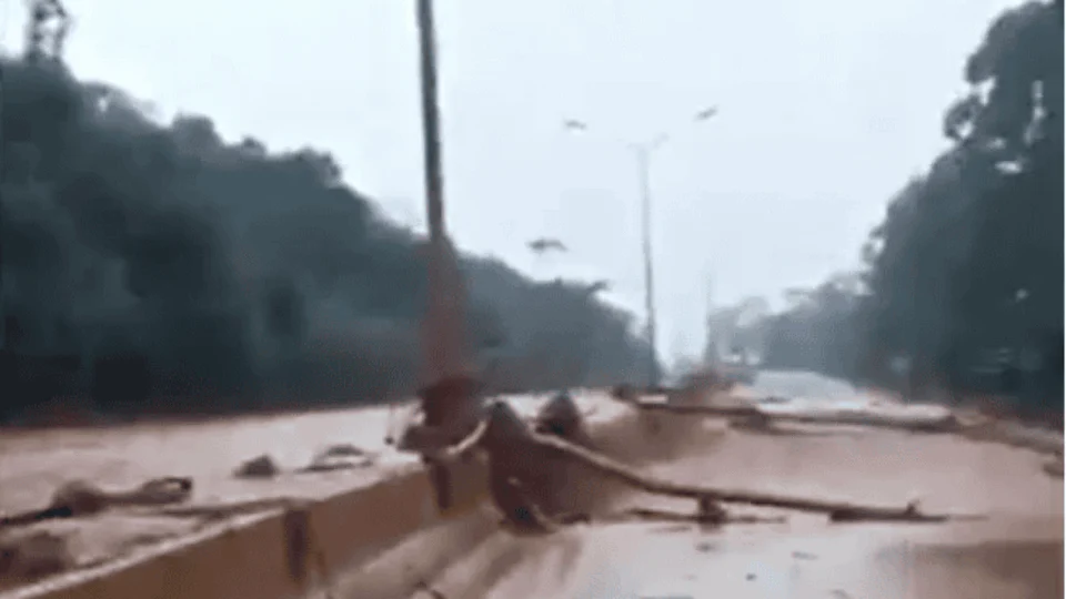 Minas Gerais: lama transborda dique de barragem e interdita BR-040