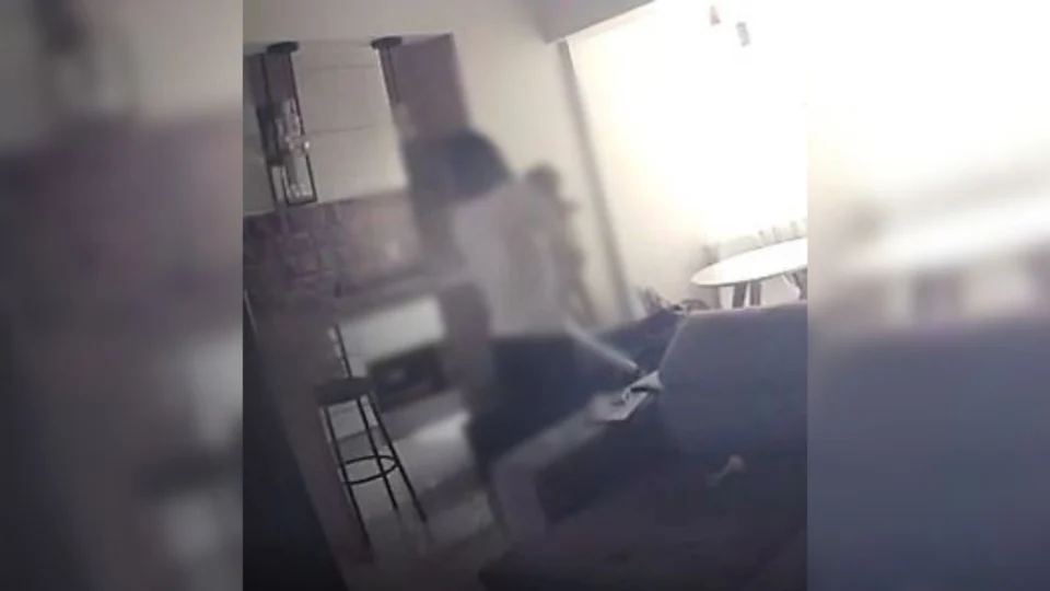 VÍDEO: babá é presa no DF suspeita de sufocar bebê de 5 meses com uma manta