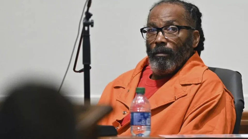 Homem negro acusado de triplo assassinato é inocentado e libertado após passar mais de 40 anos preso nos EUA