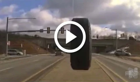 VÍDEO: pneu se ‘solta’ de carro e atinge viatura policial nos EUA