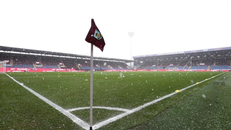 Surto de covid-19 adia partida entre Everton e Burnley