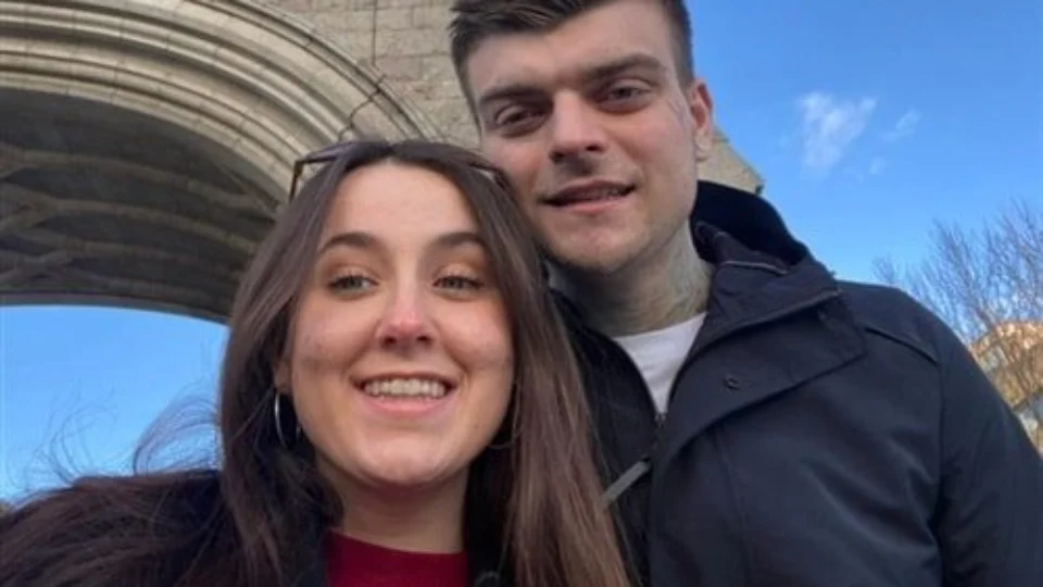 Jovem é assassinada a facadas após viajar 7 mil km para encontrar homem que conheceu na internet, em Londres