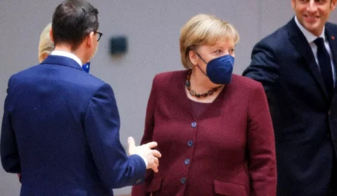 Angela Merkel participa de sua última cúpula europeia e é aplaudida de pé