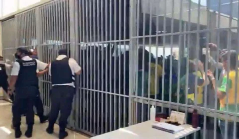 Manifestantes bolsonaristas tentam invadir prédio do Ministério da Saúde em Brasília