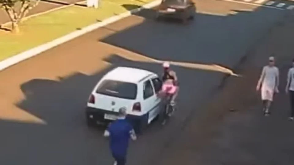 VÍDEO: Homem suspeito de passar a mão e derrubar ciclista é preso, no Paraná