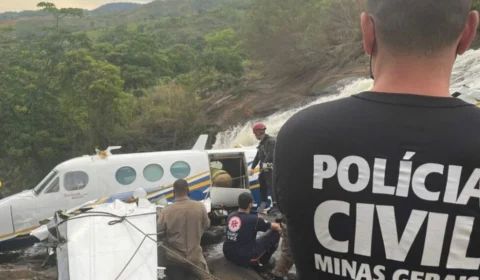 Avião que caiu com Marília Mendonça será tirado de área rural e levado para aeroporto de Caratinga (MG)