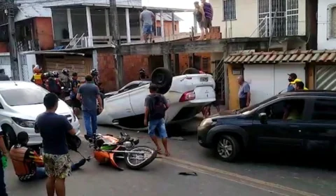 Em Manaus, funcionário de oficina usa carro de cliente e acaba capotando em acidente com 3 veículos