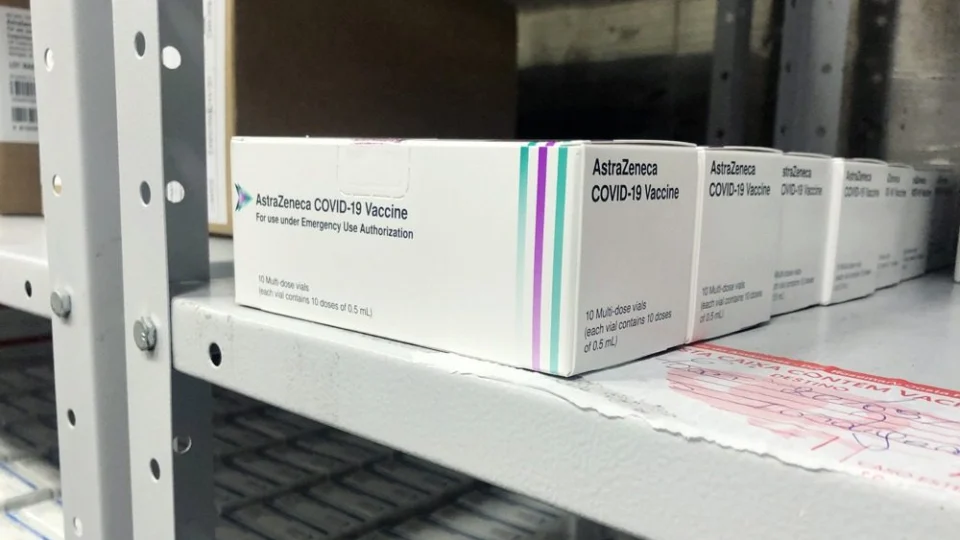 Amazonas recebe 100 mil doses de vacina da AstraZeneca