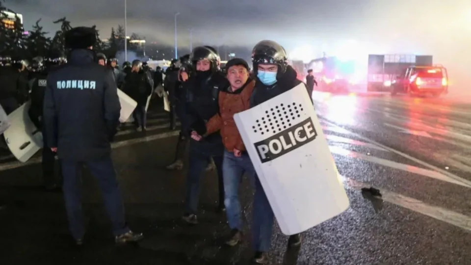 No Cazaquistão, oito agentes de segurança são mortos e 317 feridos em protestos