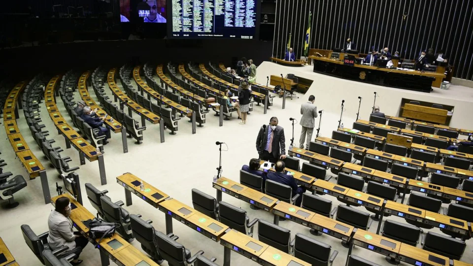 Senado derruba veto de Bolsonaro, e Fundo Eleitoral será de R$ 5,7 bilhões