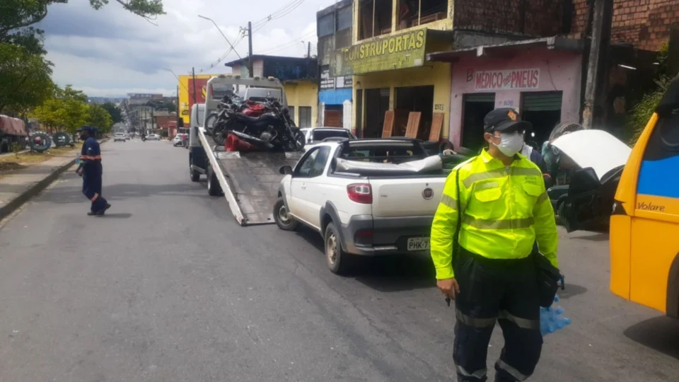 Fiscalização flagra seis veículos realizando transporte irregular de passageiros em Manaus