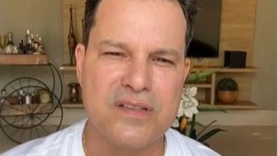 Cantor sertanejo João Neto comunica em rede social que está com câncer e pede orações