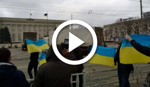 VÍDEO: moradores realizam protesto contra a invasão russa, em Kherson