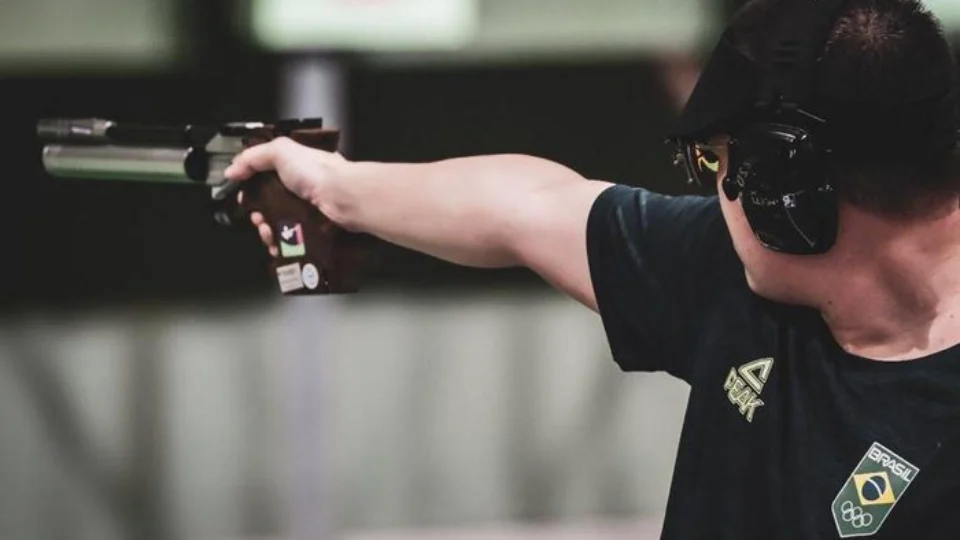 Aleam aprova PL que defende porte de arma a CACs