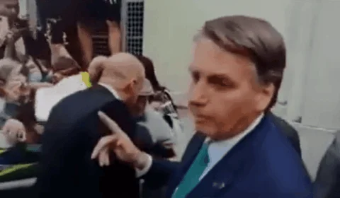 Ao falar com apoiadores, Bolsonaro ataca Barroso com palavras de ‘baixo calão’