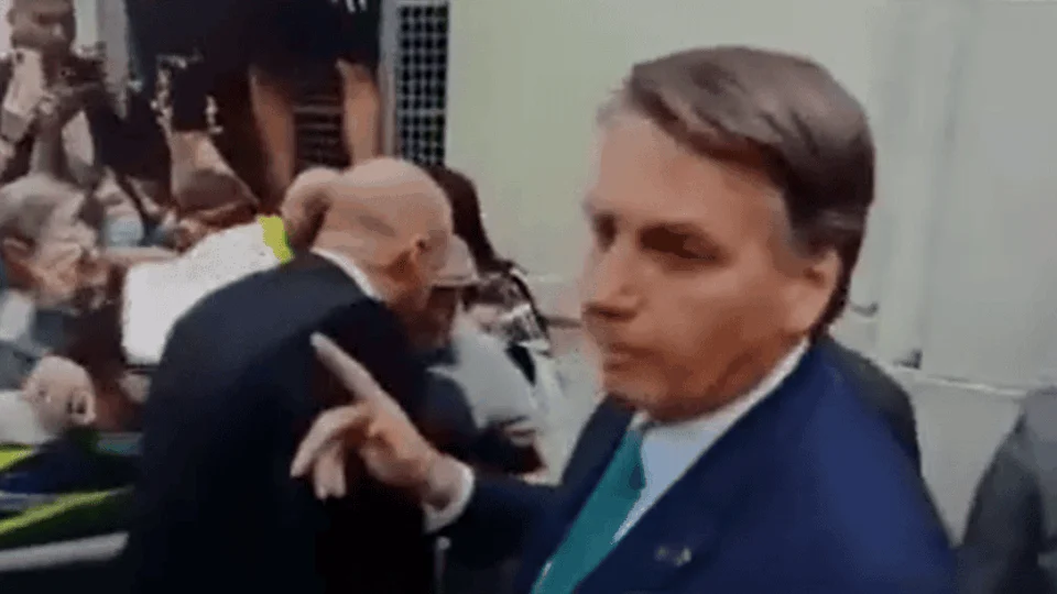 Ao falar com apoiadores, Bolsonaro ataca Barroso com palavras de ‘baixo calão’