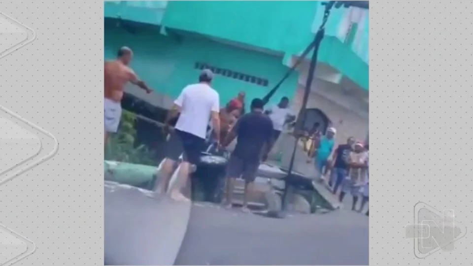 VÍDEO: após acidente, carro fica preso em vala na Zona Sul de Manaus