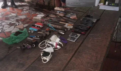 Celulares, cachimbos e várias armas brancas são encontrados dentro de celas da Unidade Prisional de Coari-AM