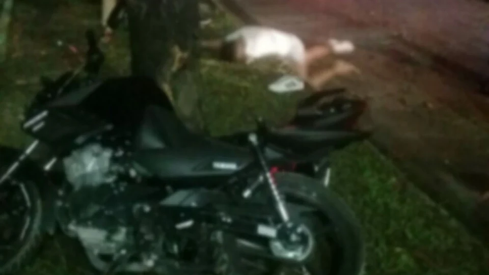Em Manaus, jovem morre após perder controle de moto e colidir em árvore