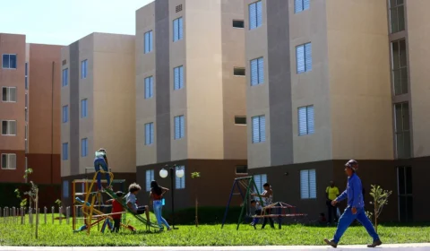 Bolsonaro promulga lei que proíbe despejo por falta de pagamento de aluguel