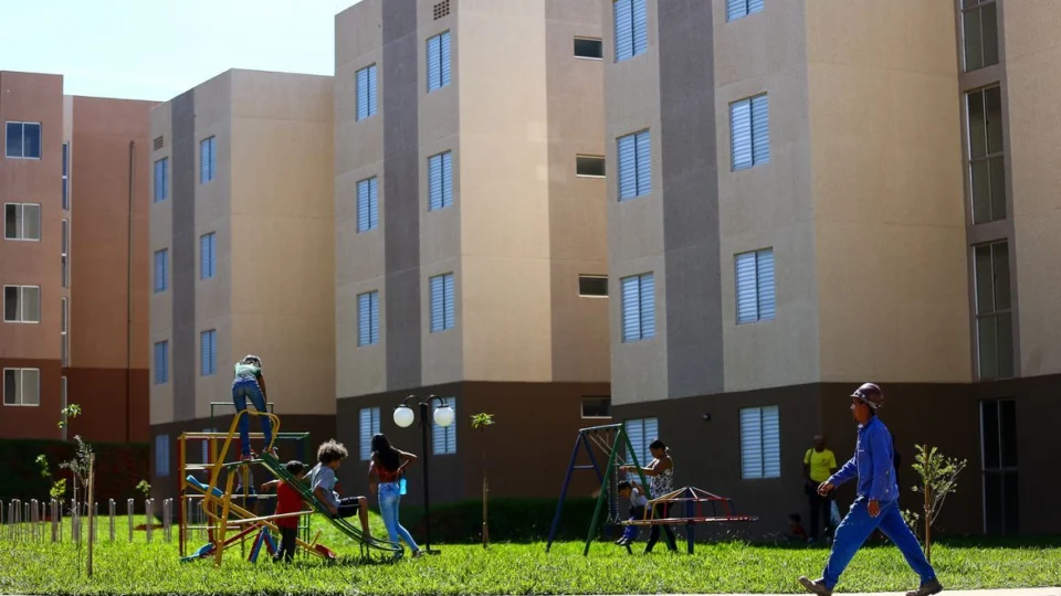 Bolsonaro promulga lei que proíbe despejo por falta de pagamento de aluguel