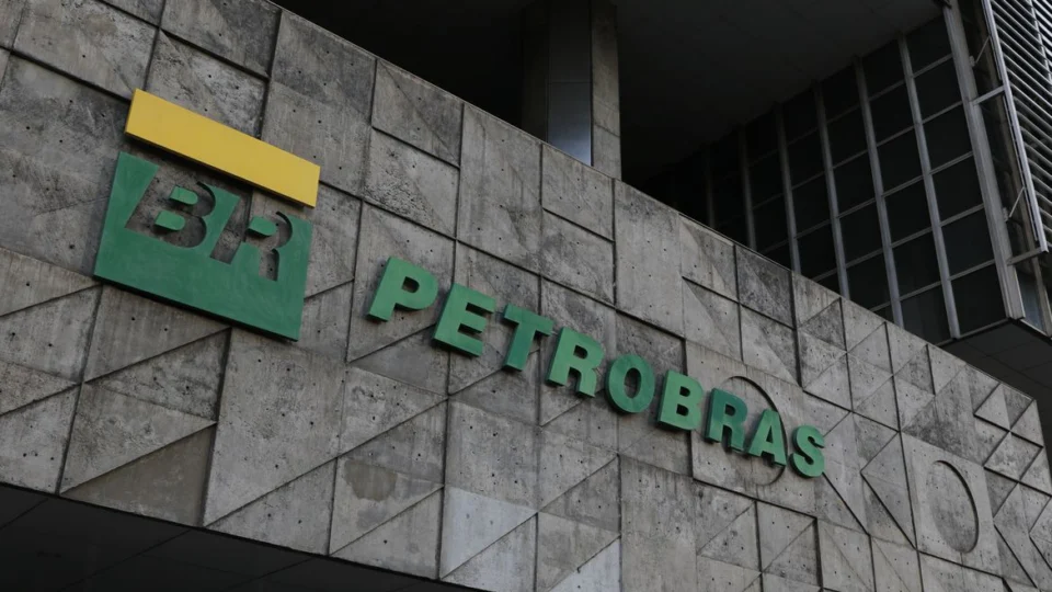 Petrobras desmente Bolsonaro que anunciou novo reajuste de combustível em 20 dias