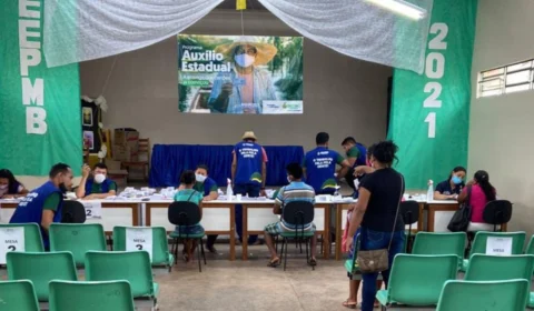 Mais de 2,5 mil famílias de Barreirinha recebem o cartão ‘Auxílio Estadual Permanente’, no AM