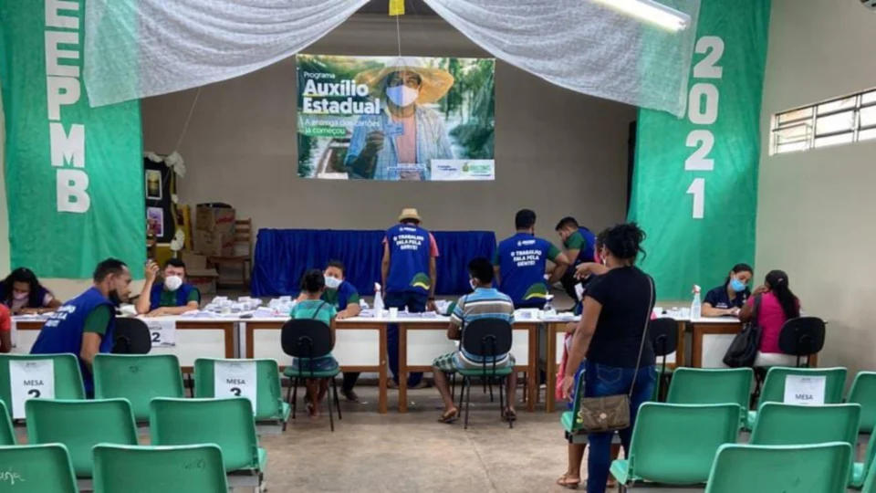 Mais de 2,5 mil famílias de Barreirinha recebem o cartão ‘Auxílio Estadual Permanente’, no AM