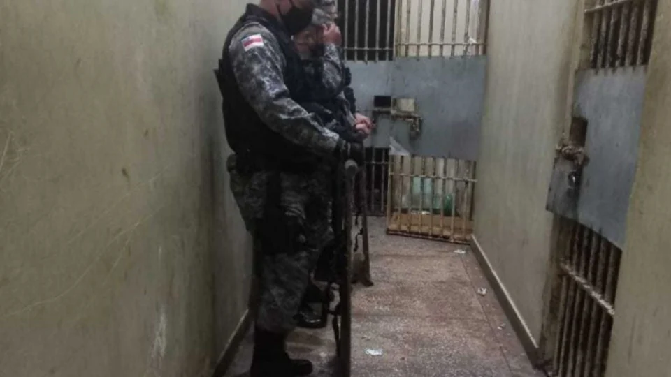 Homem ameaça a atear fogo em sua casa com a mãe de 90 anos dentro no interior do Amazonas