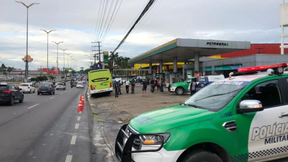 Mulher é baleada durante assalto a ônibus coletivo em Manaus