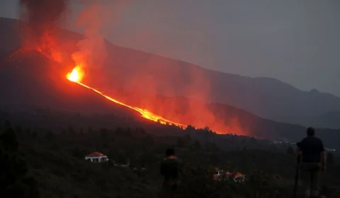 Ilha de La Palma está em alerta para avanço de lava de vulcão Cumbre Vieja