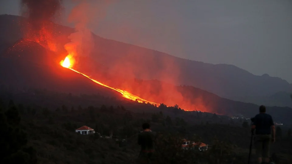 Ilha de La Palma está em alerta para avanço de lava de vulcão Cumbre Vieja