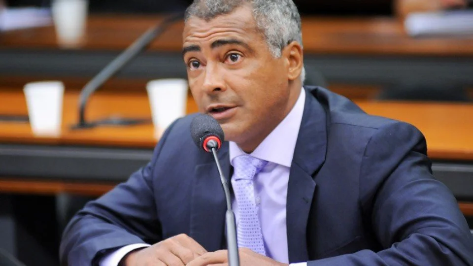 Romário diz para ministro da Educação “tomar vergonha na cara