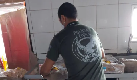 Vizinhos denunciam restaurantes estocando alimentos estragados em Manaus