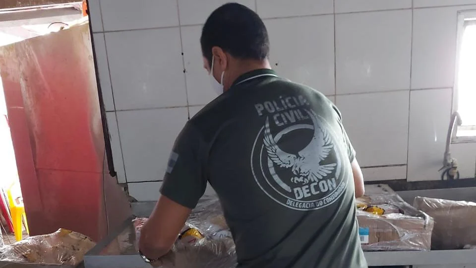 Vizinhos denunciam restaurantes estocando alimentos estragados em Manaus