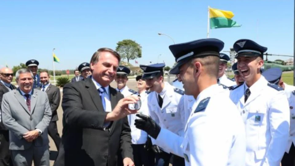 Marinha está proibida de aceitar candidatos com tatuagens na região da cabeça, afirma Lei Federal