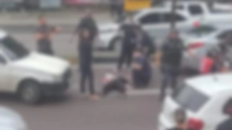 Homem é atropelado ao tentar atravessar fora da faixa de pedestre na Avenida Djalma Batista, em Manaus