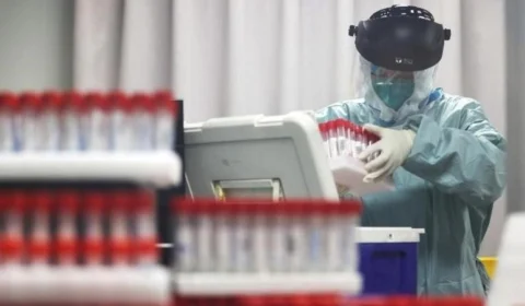 China pune oficiais pela falta de controle do surto da variante delta