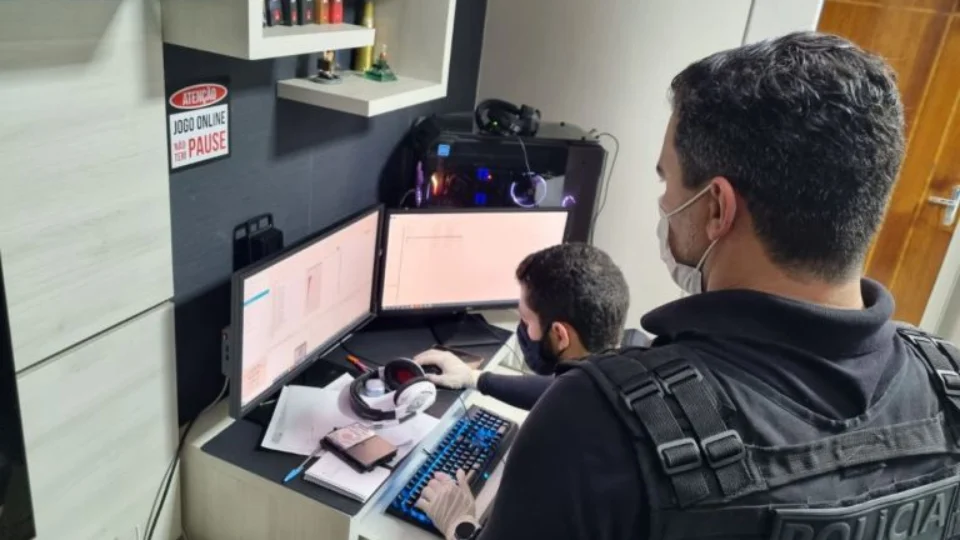 Funcionário do Senado Federal é preso com mais de 2 mil arquivos de pornografia infanto-juvenil no celular