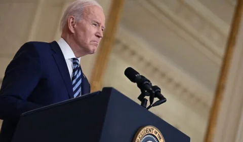 Biden anuncia que vai barrar importação de diamante e vodca da Rússia nos EUA