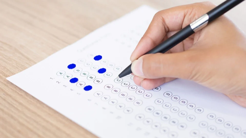 Concursos públicos no Brasil oferecem salários de até R$ 27,5 mil