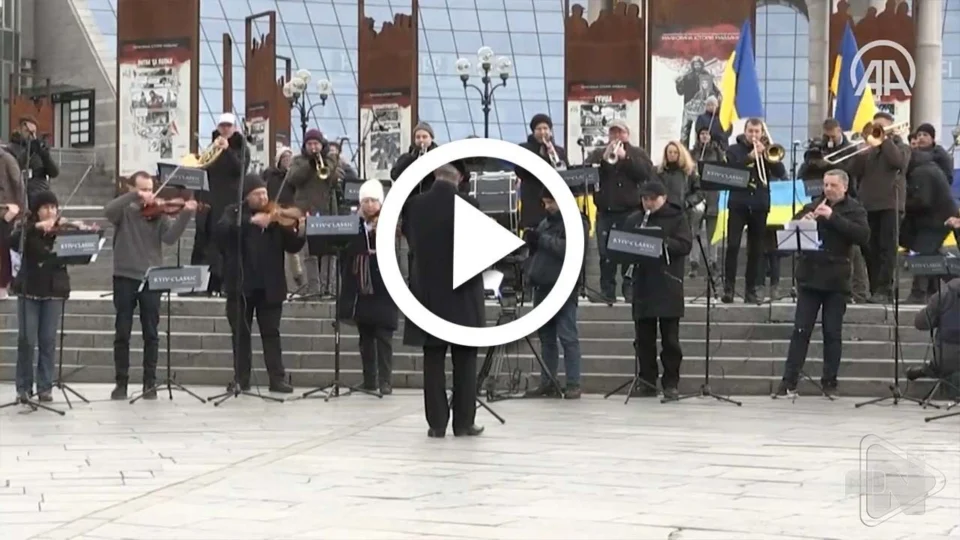 VÍDEO: Orquestra Sinfônica Clássica de Kiev faz apresentação na Praça Maidan