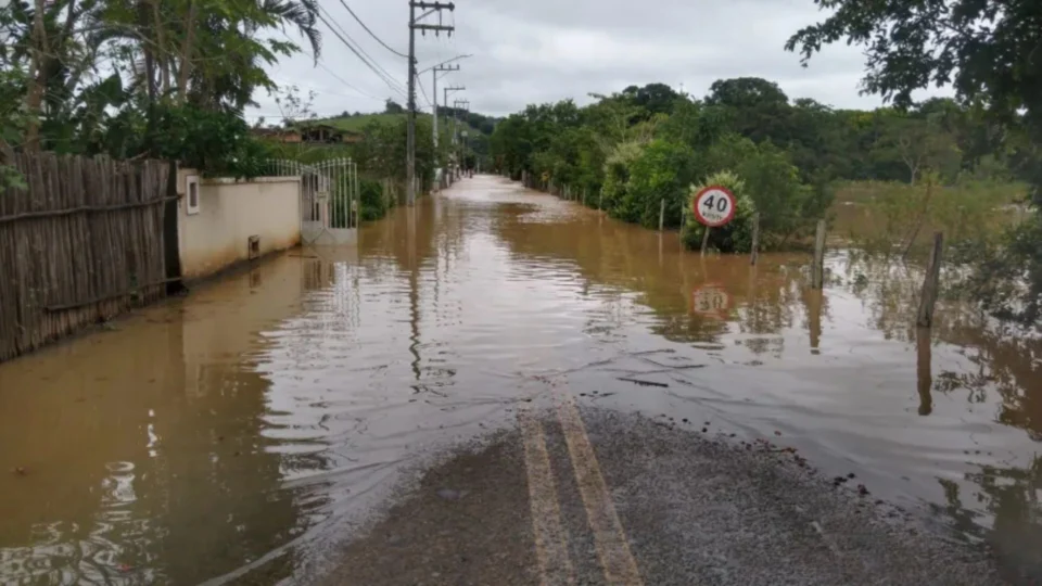 Após fortes chuvas, cinco municípios do RJ decretam situação de emergência