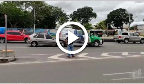 VÍDEO: carro vai parar debaixo de viatura durante acidente na Zona Norte de Manaus