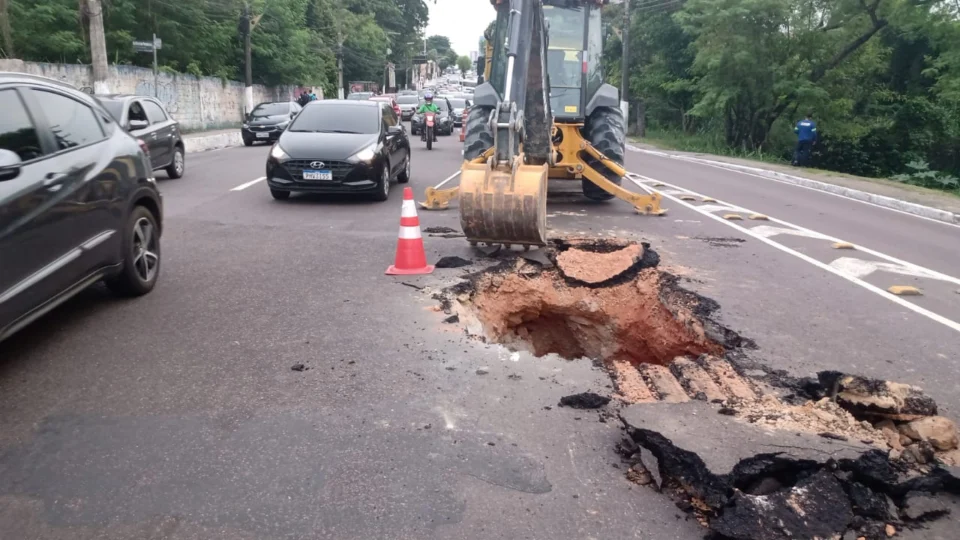 VÍDEO: trecho da Avenida Umberto Calderaro é interditado para obra emergencial, em Manaus