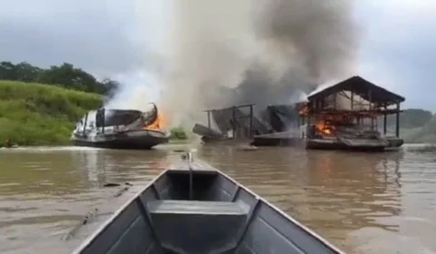 Dezenas de balsas são apreendidas e destruídas durante operação contra garimpo ilegal de ouro no rio Madeira, no AM